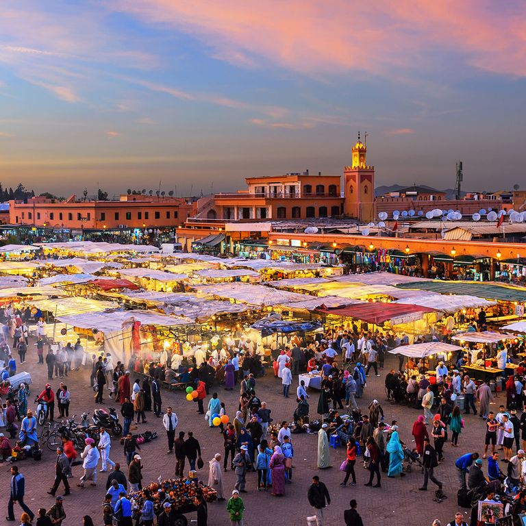 Blick auf den Platz Djemaa el Fna in Marrakesch