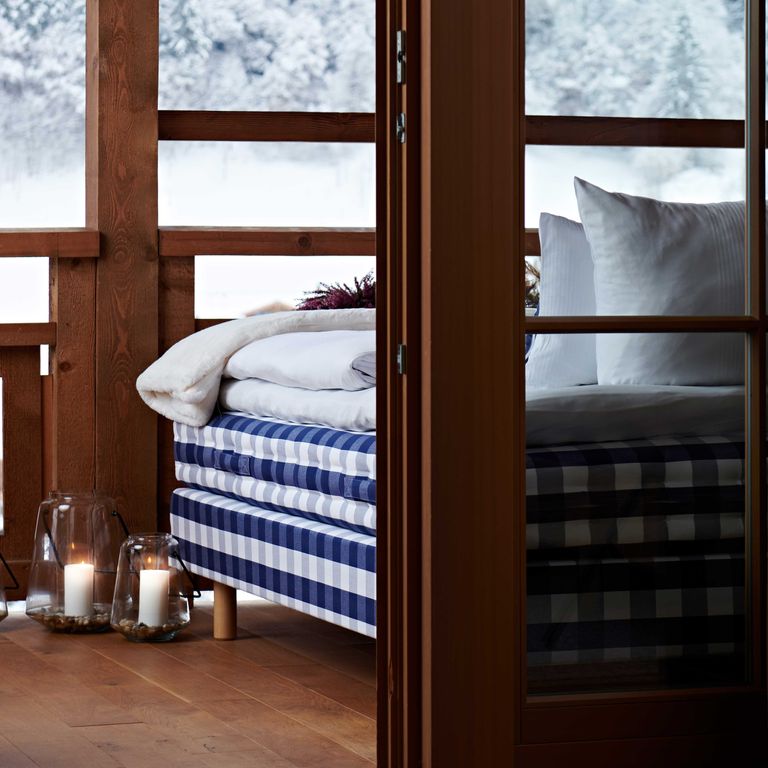 Hästens-Bett mit Blick auf die Alpen im Berghotel Rehlegg Berghotel Rehlegg, Berchtesgarden, Bayern