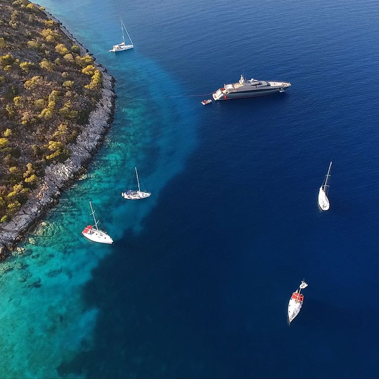Agistri, Insel im Saronischen Golf, von oben, Segelboote und ein Schiff
