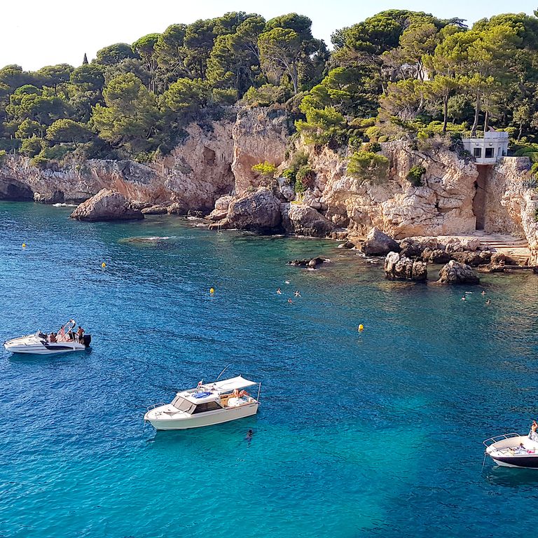 Kleine Boote schippern im Cap d'Antibes, C&ocirc;te d'Azur