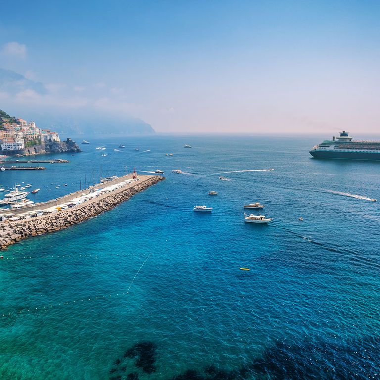 Ein Kreuzfahrtschiff im Mittelmeer vor der Amalfi-Küste