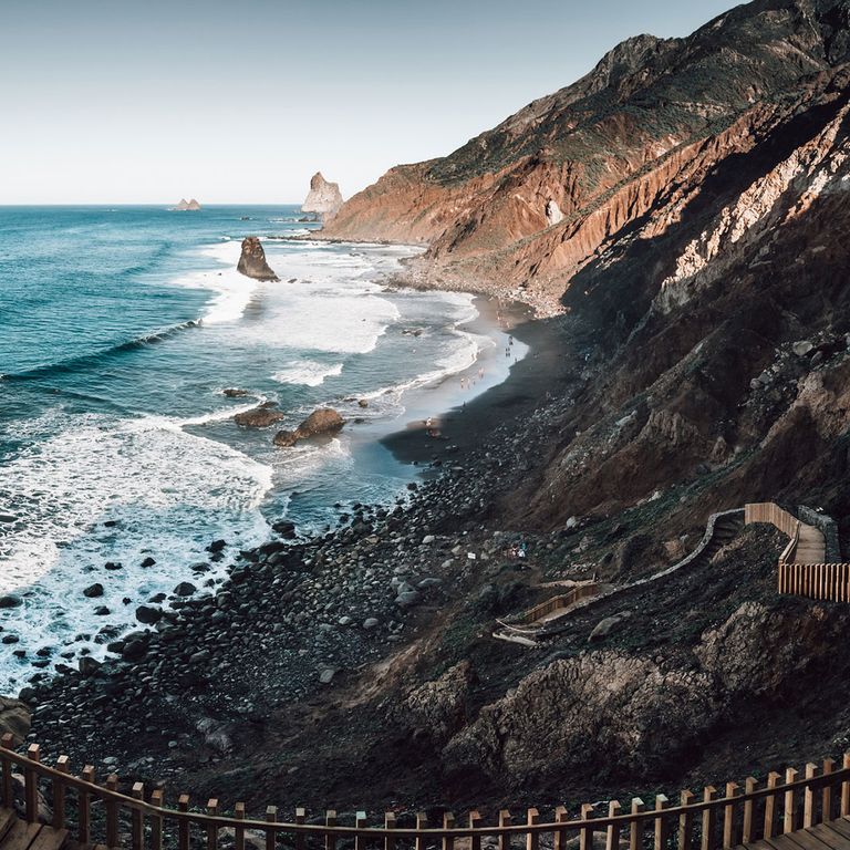Die Playa de Benijo auf Teneriffa ist über eine Treppe erreichbar. Blick auf die Playa de Benijo, Person geht Steintreppen zum Strand hinunter