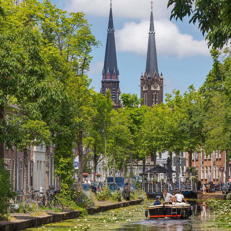 Blick auf einen Kanal und die Maria van Jessekerk in Delft