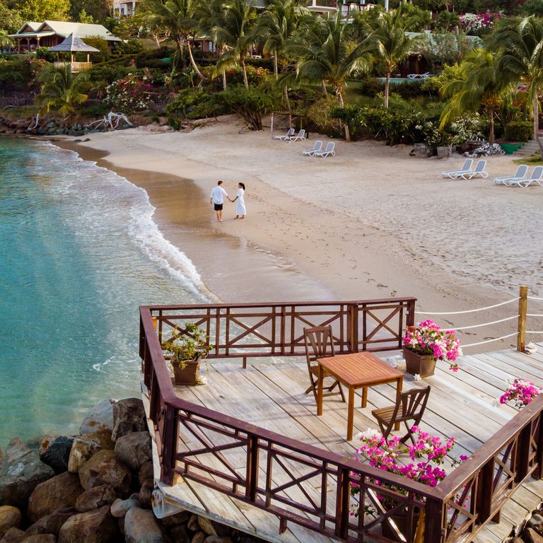 Paar am Strand von St. Lucia, Karibik