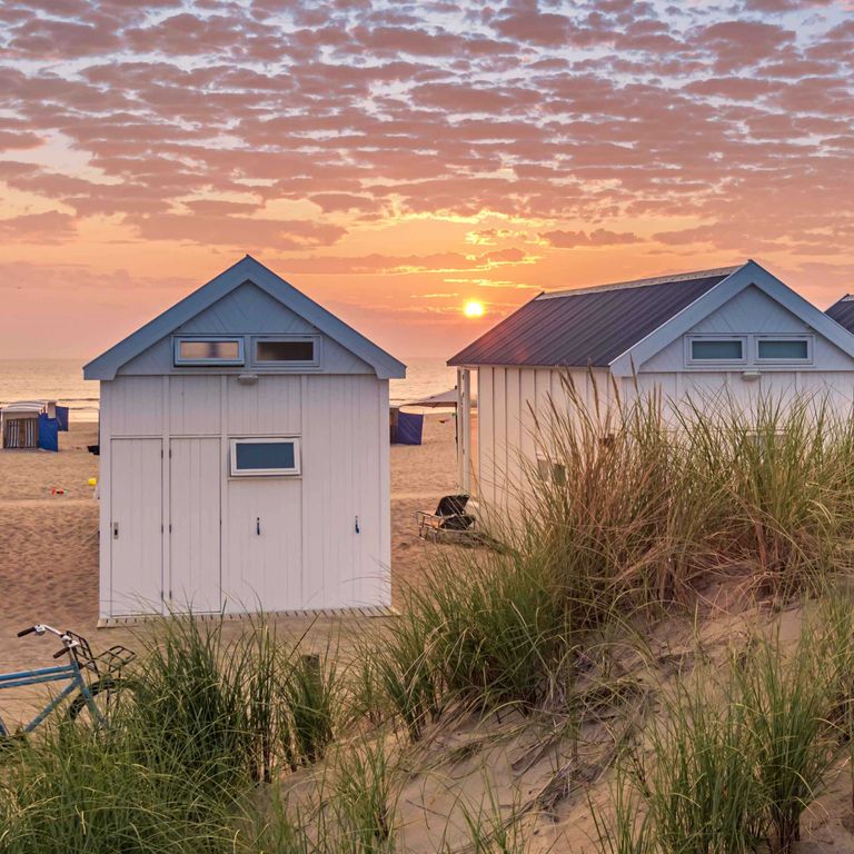 Strandhäuser am Strand von Katwijk an Zee in den Niederlanden