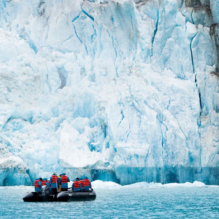 Hier zu sehen: eines der Zodiacs von Seabourn am Dawes-Gletscher in Alaska. Zodiac von Seabourn am Dawes-Gletscher in Alaska