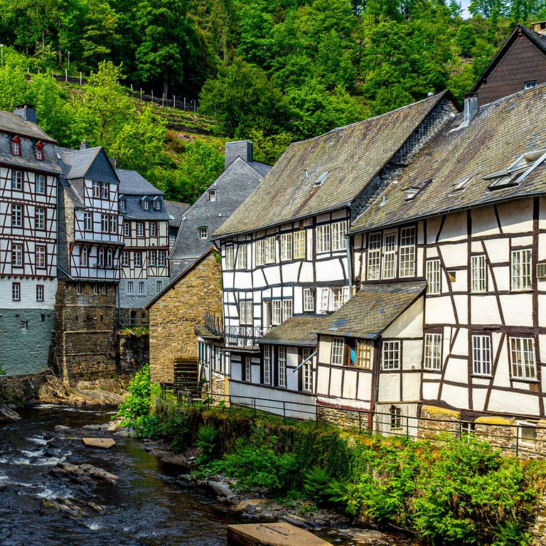 Fachwerkhäuser säumen die Rur in Monschau