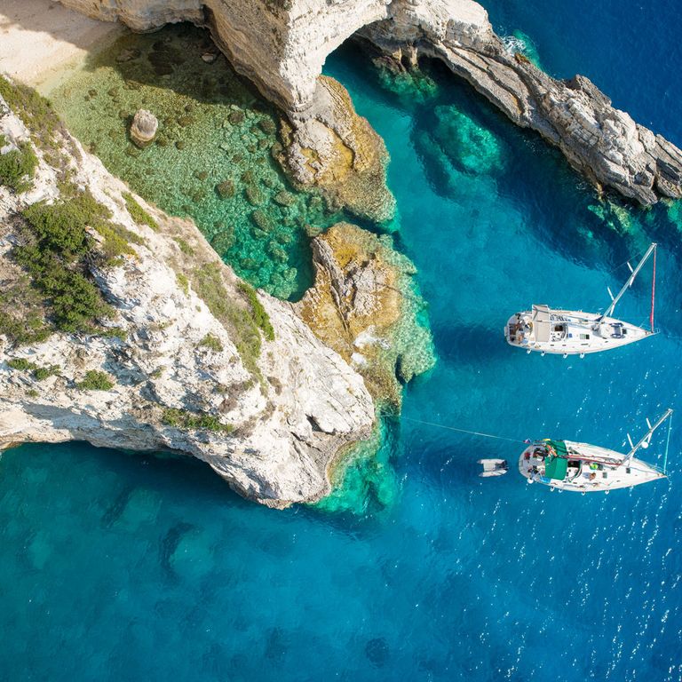 Luftaufnahme einer Bucht mit Booten auf Paxos, Griechenland