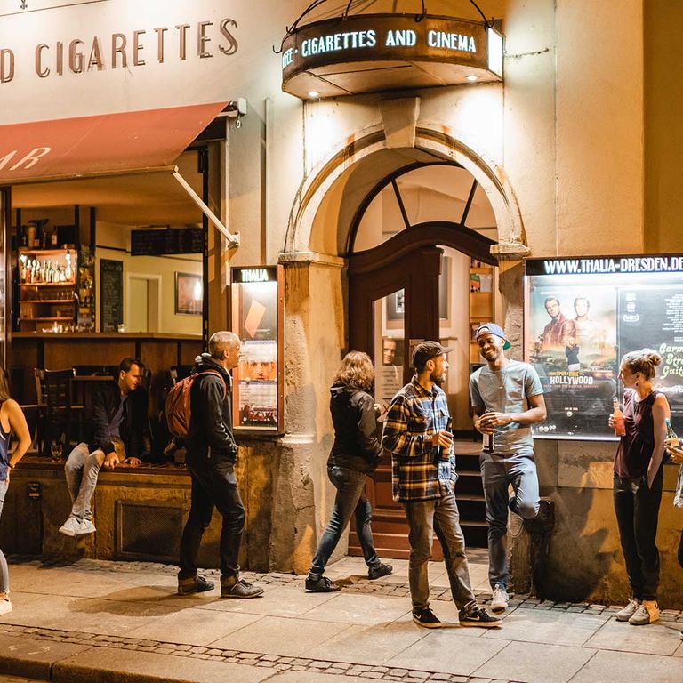 Menschen stehen vor dem Programmkino Thalia an der G&ouml;rlitzer Stra&szlig;e, Dresden