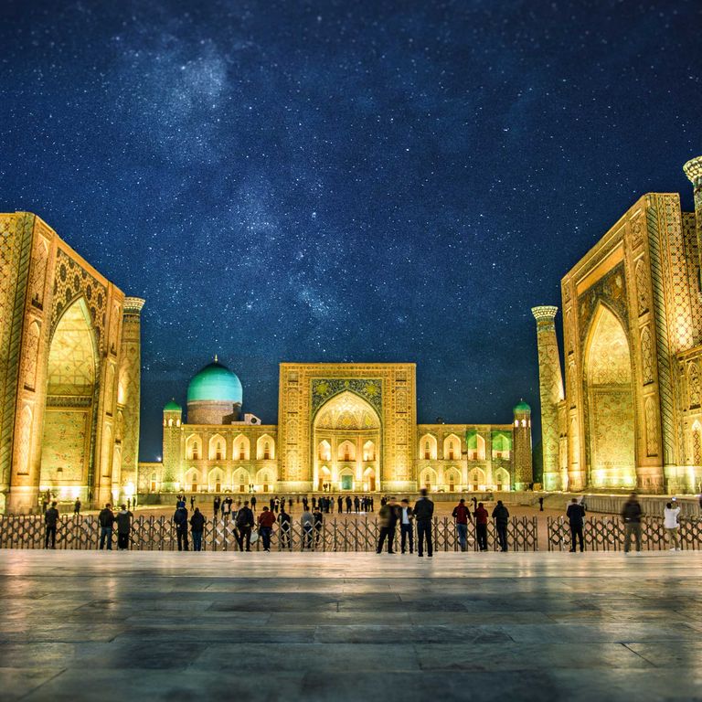 Die Sterne leuchten über dem Registan-Platz in Samarkand (Usbekistan). Registan-Platz in Samarkand, Usbekistan (am Abend)