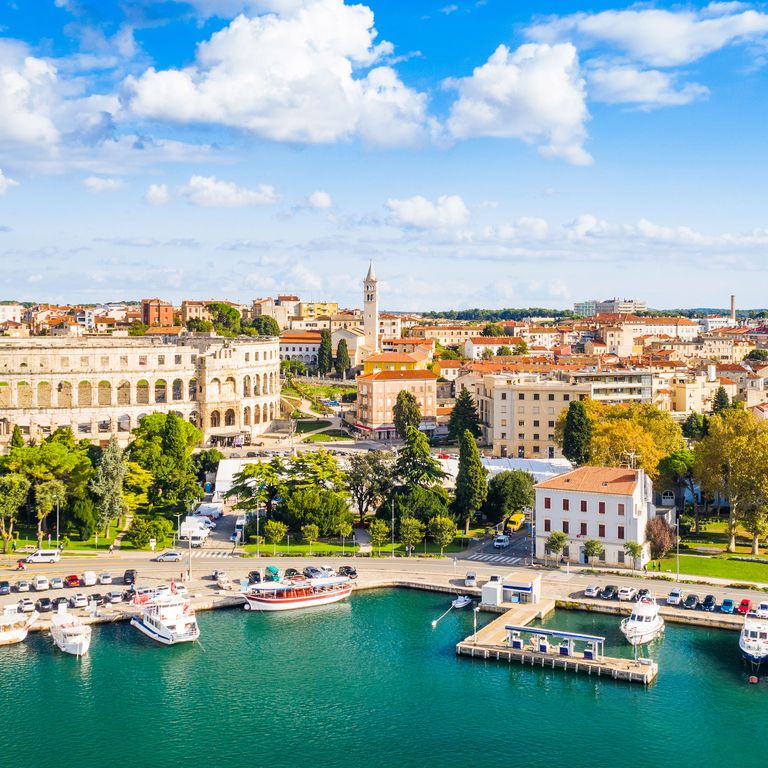 Blick vom Meer aus auf Pula in Istrien