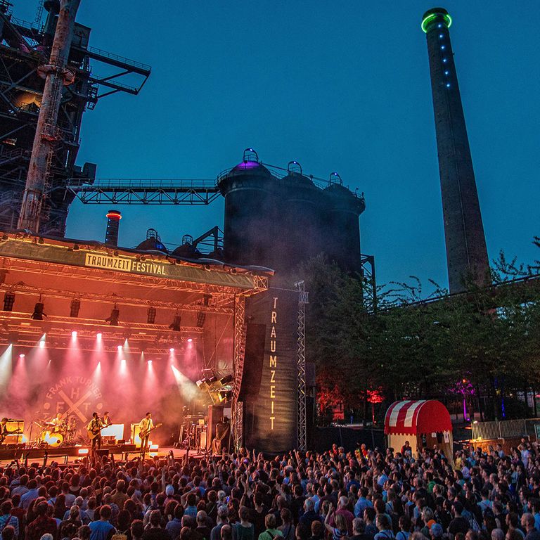 beleuchtete Bühne im Landschaftspark Duisburg-Nord