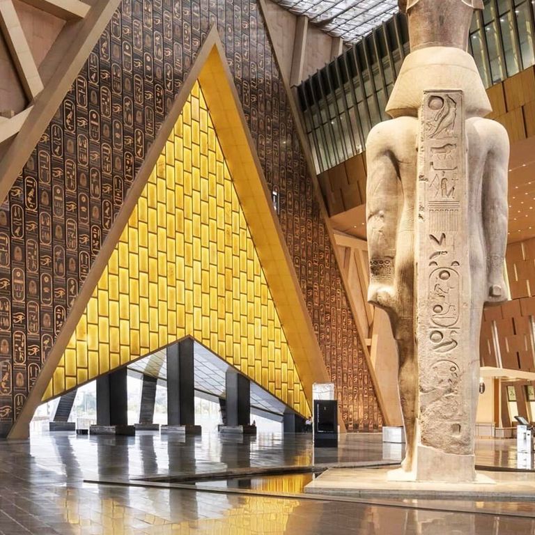 Die Statue von Ramses ll. wird zweimal jährlich durch eines der Fenster von der Sonne erleuchtet. Statue von Ramses ll. im Grand Egyptian Museum