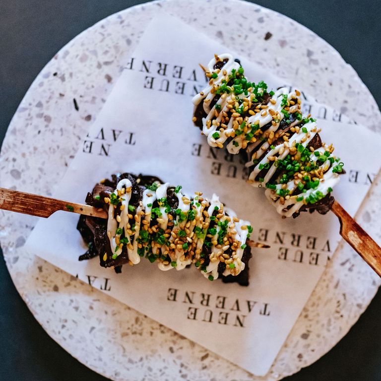 Austernpilz-Spieße mit Teriyaki-Sauce und Miso-Mayo in der Neuen Taverne