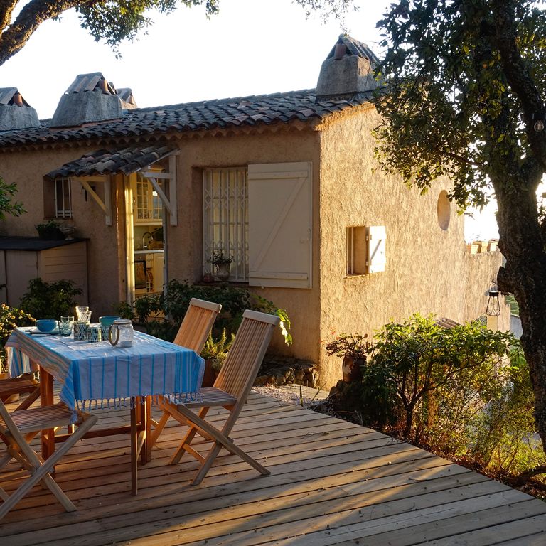 Tische und St&uuml;hle vor einem Landhaus in S&uuml;dfrankreich